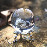 H&D 3D t&auml;htkuju kristallkuuli sf&auml;&auml;riline klaasklaasist paberist maagiline kuul tervendav kristallpall koos alusega loominguliseks s&uuml;nnip&auml;evaks kingituseks Aquarius