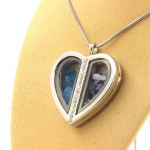 Pierres et Min&eacute;raux. Collier Apatite bleu neon + Benitoite brut. Mod&egrave;le coeur.