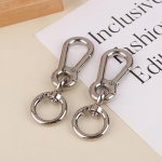 2 tk Metallist vedruga karabiinid Klamber Autov&otilde;tmed V&otilde;tmehoidja Vallandusvedru P&ouml;&ouml;rlevad pandlad Kottidele V&otilde;tmetele