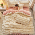 Premium Talvine J&auml;nese Karusnaha Pl&uuml;&uuml;sist Neljaosaline Komplekt: Paksustatud korallfliisist ja piimasametist tekikott koos kunstkarusnahast kolmeosalise voodilinade komplektiga. 1.8m (6ft) Bed
