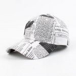 Unisex ajalehekujundusega m&uuml;ts vabaaja grafiti tr&uuml;kkimine pesapallim&uuml;tsi reguleeritav m&uuml;ts naistele meestele t&auml;nava hip hop m&uuml;ts 54cm-62cm valge