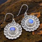 Labradoriit, Larimar, Kuukivi k&otilde;rvar&otilde;ngas, K&auml;sit&ouml;&ouml;ehted, H&otilde;bedast amulett k&otilde;rvar&otilde;ngas, Kingitused talle valge