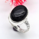 Naturaalsest mustast oon&uuml;ksist k&auml;sitsi valmistatud s&otilde;rmus j&otilde;ulukingituseks 925 h&otilde;bedast ehteid 8