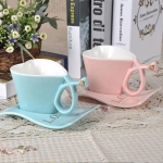 Keraamiline kohvikruus S&uuml;damekujulised tassid Sinine loominguline piimakruus lusikaga S&otilde;brap&auml;eva kinketopsikomplektid armastajatele Heart shaped lovers cup valge