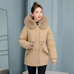 Talvine uus stiilne stiil &uuml;letab naiste keskmise pikkusega pl&uuml;&uuml;sist paksendatud puuvillase mantli Puuvillane mantel Keskealiste naiste suure karusnahaga mantel M beež