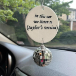 1 tk auto tahavaatepeegli rippuv ornament selles autos. Kuulame Taylor-Swifti autahvli ja -sildi j&otilde;ulupuu ripatsikingitusi
