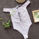 Valge soonikkoes &otilde;lgadeta &uuml;hes t&uuml;kis ujumistrikoo Naiste pitsilised ujumisriided Naiste seljaga v&auml;ljal&otilde;igatud ujumiskost&uuml;&uuml;m Ujumiskost&uuml;&uuml;m Monokini S valge