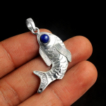 K&auml;sitsi valmistatud lapis lazuli kala ripats, massiivne 925 sterlingh&otilde;be, amulett, ehted sinine