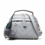 Mood Crossbody v&auml;ikesed kotid naistele Kvaliteetne PU-nahast &otilde;lakott karusnahast pallide dekoratsiooniga k&auml;ekott rahakott Messenger kott 22*18*11cm punane