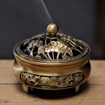 Klassikaline vasest antiikne kolme jalaga aroomiteraapia viirukip&otilde;leti majapidamises kasutatav dekoratiivne sandlipuust nikerdatav viirukip&otilde;leti