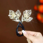 Rhinestone lilledega juukseklamber vaalasaba kivist lilledega juukseklamber Laisk juuste lokirull osav kukk 1PCS must