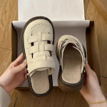 Suvised moodsad uued kingad Kvaliteetsed lamedap&otilde;hjalised naiste sandaalid perforeeritud sussid Kaks paari &uuml;he kinga jaoks 35 beež