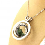 Pierres et Min&eacute;raux. Collier Grenat Tsavorite brut. Mod&egrave;le Sablier Sph&eacute;rique. punane