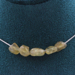Pierres et Min&eacute;raux. Collier 5 perles Apatite jaune de Madagascar. Chaine en acier Collier femmes, hommes. Taille personnalisable. kollane