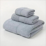 Puhast puuvillast minimalistlik r&auml;tikute kinkekomplekt: Vannitoak&auml;ter&auml;t, k&auml;ter&auml;t ja n&auml;opesuk&auml;ter&auml;t katkestatud tikandiga 1 Square Towel + 1 Bath Towel + 1 Bath Sheet