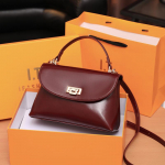 Moodne pendelr&auml;ndaja ja k&otilde;rgekvaliteediline &uuml;he&otilde;la-crossbody v&auml;ike ruudukujuline kott burgundiapunane