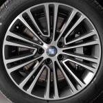 &Uuml;hildub BMW 5. seeria 525li, 535, 520, 530 ja 528 velgedega; saadaval 17 , 18 ja 19 alumiiniumvelgede ja rehvidega.