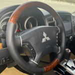 Mitsubishi Pajero 2007-2014 Galant 2008-2012 jaoks K&auml;sit&ouml;&ouml;na &otilde;mmeldud Must ehtsast nahast Virsiku puidus&uuml;&uuml;ga Auto rooliratta kate