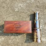 7  k&auml;eshoitav messingist teleskoop puidust karbiga &ndash; piraadinavigatsioon