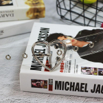 Mood k&otilde;ik sobilikud vaiguplastikust t&auml;iesti l&auml;bipaistvad v&ouml;&ouml;ringi pandlad, poorsed naiste v&ouml;&ouml; teksad &otilde;pilastele Silver Heart-Shaped Butto