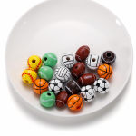 10 tk/kott V&auml;rvilised &uuml;mmargused aukudega puidust helmed korvpall jalgpall ragbi k&auml;ev&otilde;ru kaelakee tarvikud isetegemiseks ehete valmistamiseks