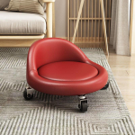 V&auml;ike &uuml;mmargune p&otilde;randal t&ouml;&ouml;tav tool, pedik&uuml;&uuml;ri ja massaažitool, m&ouml;&ouml;bel, tool, rulltooliga tool, ratastega tool, rihmaratas punane