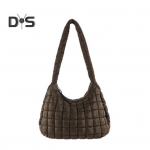 Naiste &otilde;lakott, suure mahutavusega t&otilde;mblukk, &uuml;hev&auml;rviline polsterdatud puhv, tepitud kandekott.