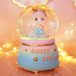 P&ouml;&ouml;rlev kristallkuuli muusikakast lumega, armas printsessit&uuml;druk, s&uuml;damekujundus, &ouml;&ouml;valgus s&uuml;nnip&auml;evakingitus