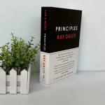 Elu ja t&ouml;&ouml; p&otilde;him&otilde;tted Ray Daliolt &Auml;rijuhtimise raamatud #1 Bestseller raamat inglise keeles Pehmekaaneline 1 book