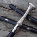 Roosipuust k&auml;sit&ouml;&ouml;na valmistatud jalutuskepp, pikk nupppea, messingist dekoratiivsed ribad, inkrusteering, t&auml;ispuidust vars