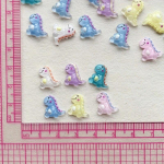 50 tk 1cm mini k&uuml;&uuml;nte &ouml;&ouml; s&auml;ra v&auml;rvilised dinosaurusvaigu aksessuaarid k&uuml;&uuml;nte ehete aksessuaaride hulgim&uuml;&uuml;k DIY juukseklambrid 50PC mitmev&auml;rviline