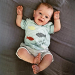 Armas 60 cm taass&uuml;ndinud mudilane nukk Yannik r&otilde;&otilde;msate naeratavate hammastega Pehmest riidest keha realistlikud beebinukud lastele &Otilde;rnade k&auml;tega joonistatud juustega vasts&uuml;ndinud nukk 60cm