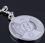 Lasergraveeritud metallist v&otilde;tmehoidja kompassi ja kalendriga &ndash; ideaalne reklaamkingitus English