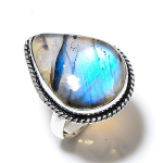 Looduslikust labradoriidist v&auml;&auml;riskivist k&auml;sitsi valmistatud 925 sterlingh&otilde;bedast kinkes&otilde;rmus, suurus 8 M8e17