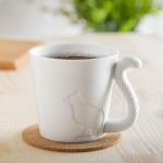 Mug en c&eacute;ramique chat avec anse queue de l'animal