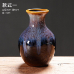 Ahjuga treitud v&auml;ikese vaasi kaunistus lauaplaadil lilleseade teetseremoonia Zen kivikeraamiline keraamiline lillepudel