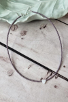 K&auml;sitsi valmistatud choker tumelilla seemnehelmeste ja naturaalse s&uuml;damekujulise karbikarbist ripatsiga one size lavendlililla v&auml;rv