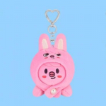 Stray Kids SKZOO v&otilde;tmehoidja lamamas Changbin