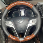 Hyundai Santa Fe 2013-2015 ix45 jaoks k&auml;sitsi &otilde;mmeldud must nahast virsikupuidu tekstuuriga libisemiskindel auto rooliratta kate 4