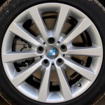 &Uuml;hildub BMW 5. seeria 525li, 535, 520, 530 ja 528 velgedega; saadaval 17 , 18 ja 19 alumiiniumvelgede ja rehvidega.