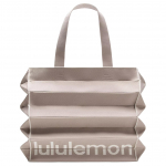 Lululemon 22L Kokkupandava disainiga kirjatr&uuml;kiga pol&uuml;esterkott Unisex kott Hele-kreemikas LW9GB4S-076059 Urban Sand & Brown & Light Ivory White/DOWN/LTIV