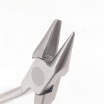 Hambaravi ortodontilist silmust moodustav tang v&auml;ikese nokaga hambaarsti instrument K&otilde;va traadi painutamine max 0,7 mm traadist hambaarsti t&ouml;&ouml;riistadele 1 piece