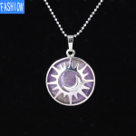 P&auml;ikesekuu &uuml;mmargune ripats naturaalsest kristallist kivist kaelakee Euroopa ja Ameerika populaarne s&uuml;mbol amethyst