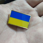 Ukraina lipu pross 2,5 * 1,5 cm tsingisulamist survevalatud PVC v&auml;rviline tr&uuml;kkimine ja katmine Kuldne ristk&uuml;likukujuline kuld