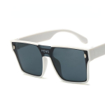 Lahedad ja stiilsed UV-kaitsega p&auml;ikeseprillid poiste t&auml;navatantsu ja stardietenduste jaoks