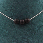 Pierres et Min&eacute;raux. Collier 3 perles Onyx noir mat 8 mm. Chaine en acier inoxydable Collier femmes, hommes. Taille personnalisable.