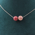 Pierres et Min&eacute;raux. Collier 2 perles Rhodonite 8 mm Chaine en acier inoxydable Collier femmes, hommes. Taille personnalisable.