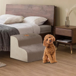 Koera trepp Kutsikas kass astub voodikaldteele, et ronida