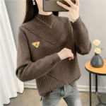 Poolk&otilde;rge kraega naiste sviiter s&uuml;gis-talvise avara disainiga, v&auml;ikese hulga naiste &uuml;ler&otilde;ivaste kampsuniga One Size must