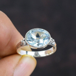 Sinine topaasi v&auml;&auml;riskivist s&otilde;rmus, 925 naelsterlingh&otilde;bedast k&auml;sitsi valmistatud s&otilde;rmus, avaldusega s&otilde;rmus, s&uuml;nnikivist kingitus, raami s&otilde;rmus, peor&otilde;ivaste s&otilde;rmus 9